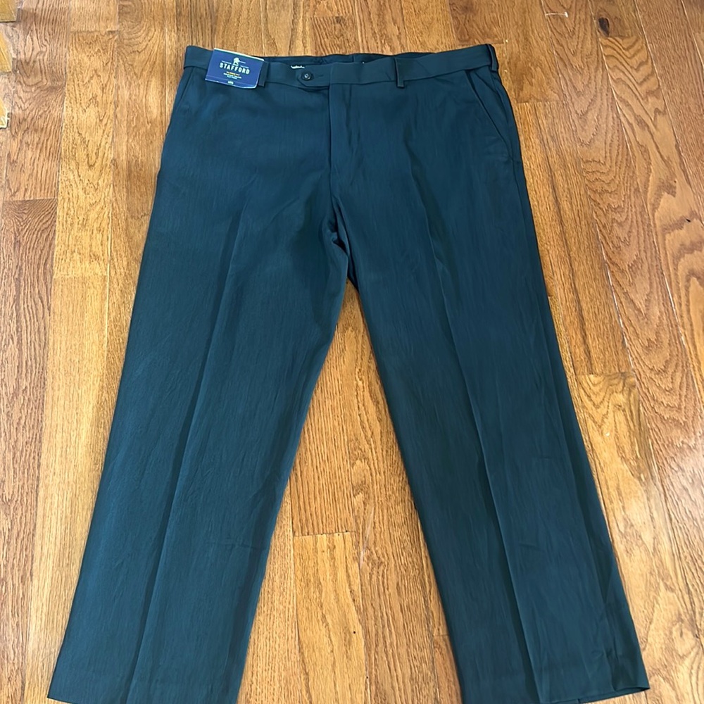 NWT MEN STAFFORD CLASSIC FIT FLAT FRONT DRESS PANTS IN DARK OLIVE IN SIZE 42x29